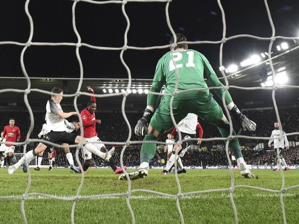 Odion Ighalo volt a mérkőzés másik hőse Wayne Rooney mellett (Fotó: AFP)