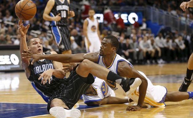 Földharc: Aaron Gordon (Orlando Magic, balra) keresi a társakat, az érkező Harrison Barnes (Golden State Warriors) blokkolna (Fotó: Reuters)