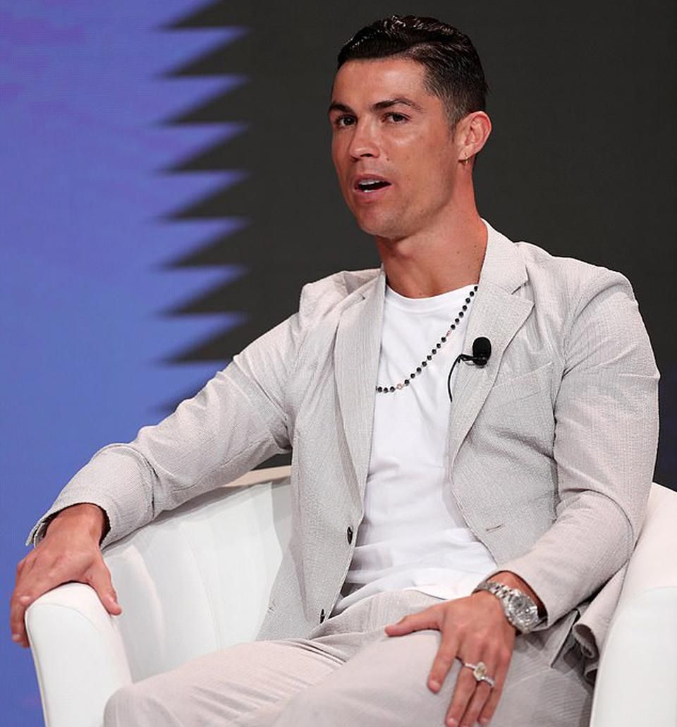 Cristiano Ronaldo nem akármilyen ékszereket villantott Dubaiban (Fotó: dailymail.co.uk)