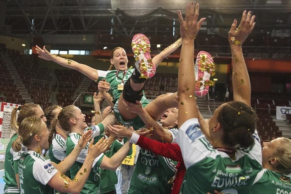 Her teammates threw her in the air after her last cup win (Photo: Attila Török)