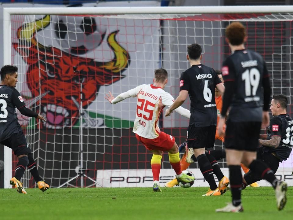 Itt már nincs menekvés: Dani Olmo pazar csel után szerezte meg a Leipzig második gólját (Fotó: AFP)