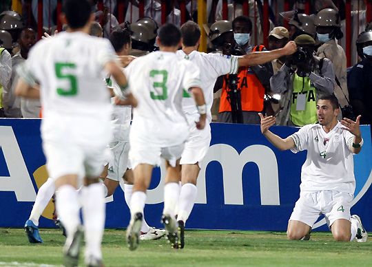 Térden állva, de nem térdre kényszerítve: Jahja és társai ünneplik a győztes gólt (Fotó: Reuters)