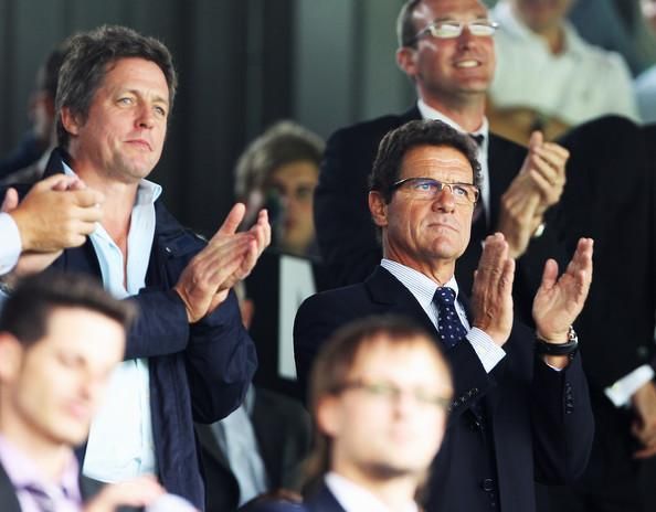 Hugh Grant és Fabio Capello egy 2010-es Fulham–Man. United bajnokin (Forrás: zimbio.com)