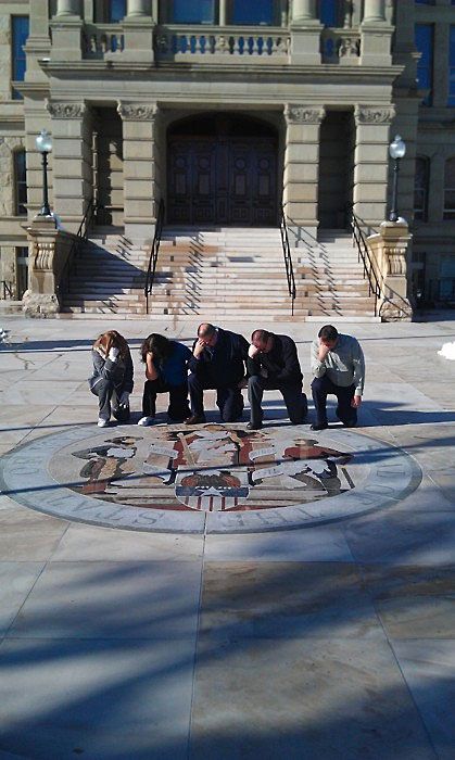 Vagy a wyomingi városháza előtt (Fotó: tebowing.com)