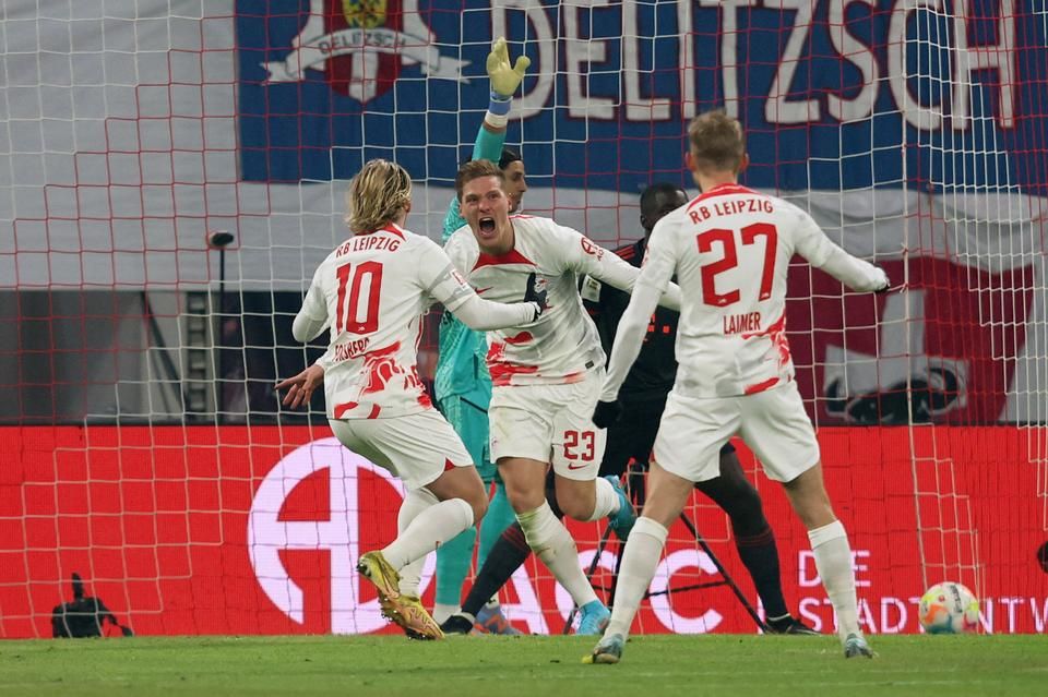 Halstenberg (középen) góljával egyenlített a lipcsei csapat (Fotó: AFP)