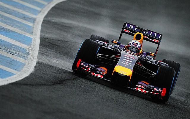 Daniel Ricciardo 10 kört tett meg két nap alatt a Red Bull-Renault-val (Fotó: Twitter/RedBullRacing)