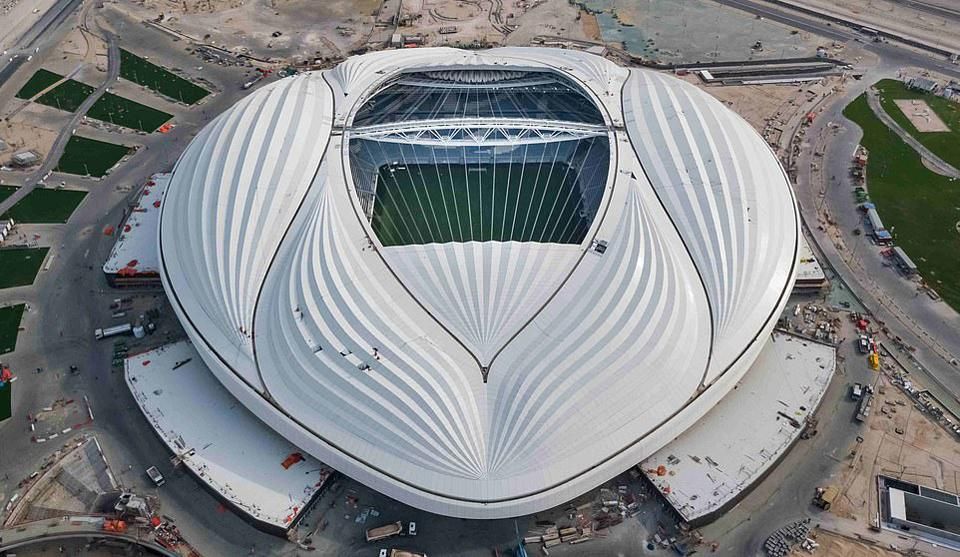 Íme az Al-Dzsanub Stadion fölülről – formája a tengeri hajók vitorláit jelképezi, de valamiért sok szurkoló másra asszociált…