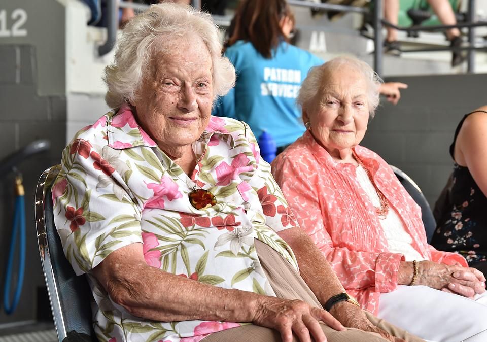 A 101 éves Nancy Valos (balra) és 100 éves barátnője, Josie Wright a lelátón jól bírta a meleget (Fotó: AFP)