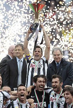 Alex Del Piero a Juve bajnoki címét ünnepli

(Fotó: Action Images)