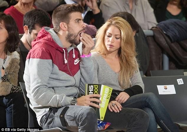 Piqué és Shakira a lelátón (forrás: Daily Mail)