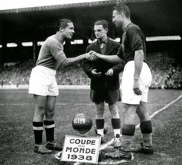 Az 1938-as vb-döntő kezdése előtt Giuseppe Meazza (balra) és Sárosi György