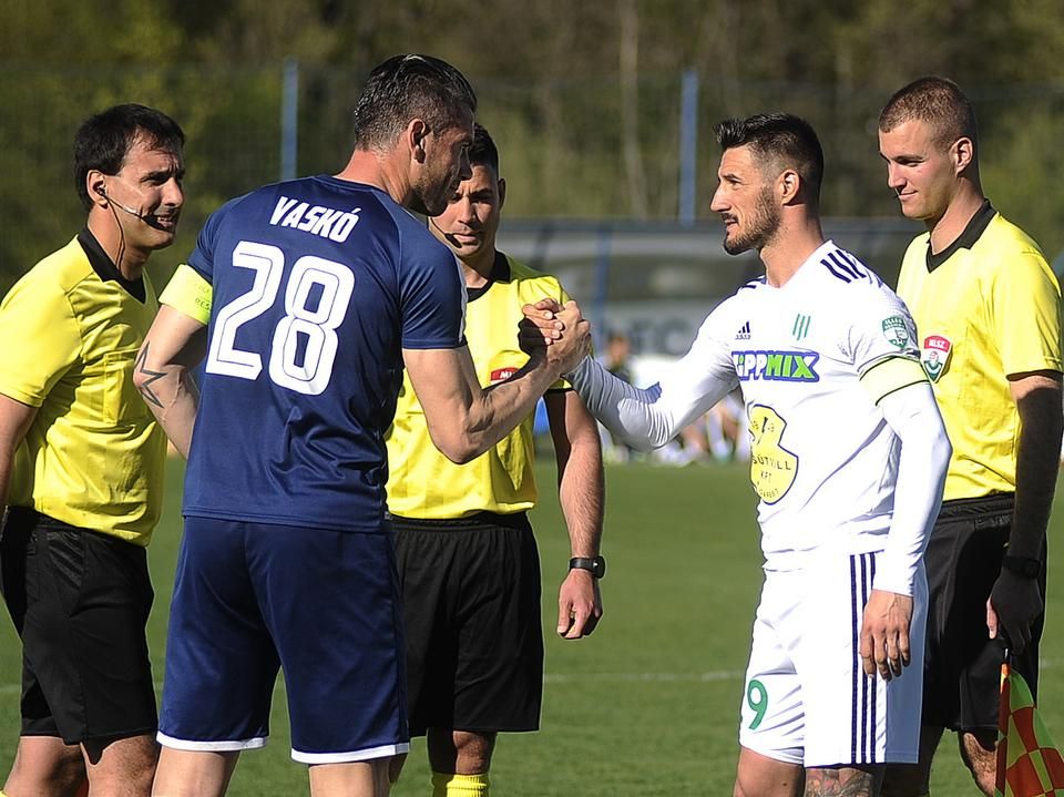 A két csapatkapitány, Vaskó Tamás (28) és Németh Milán üdvözli egymást a meccs előtt