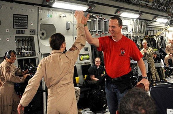 Peyton Manning meglátogatta az amerikai hadsereg néhány bázisát (Fotók: LA Times/US Army)