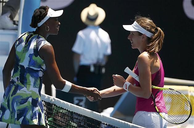Konta Johanna (jobbra) nem remélt sokat a Venus Williams elleni meccstől, ám végül ő fogadhatta a gratulációt (Fotó: Reuters)