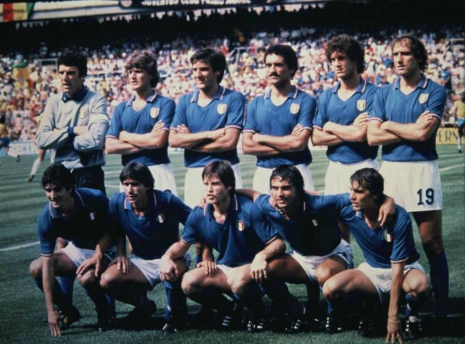 Az 1982-es olasz csapat, csupa szépfiú. Meg Zoff kapus, és a jobb szélen álló Graziani. Cabrini (jobbról lent a második) olyan szép volt, hogy sokak szerint nem is a férfiakat szerette (AFP)