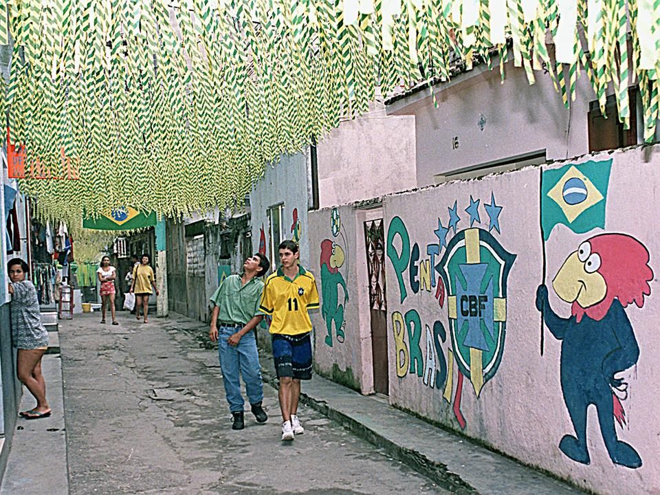 Jellegzetes brazil utcadíszítés 1998-ból: nagyobb volt a vb-láz (Fotó: AFP)