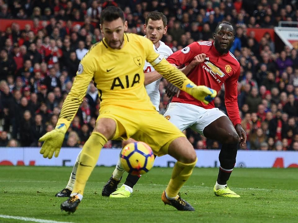 Lukaku igyekszik bajt keverni Lloris kapuja előtt (Fotó: AFP)