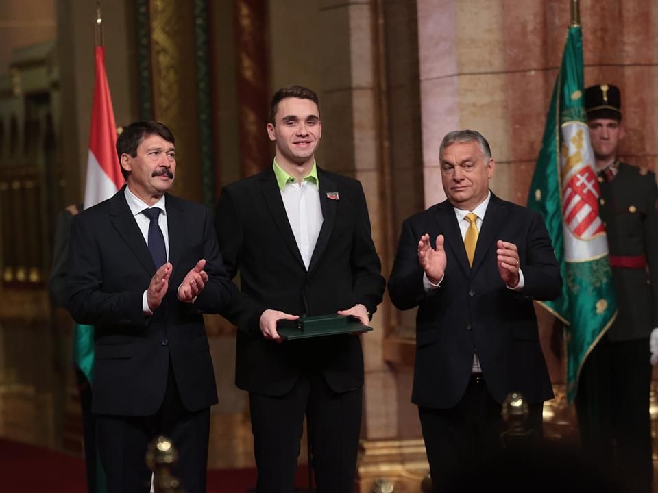 Áder János köztársasági elnök (balról), az olimpiai bajnok Milák Kristóf és Orbán Viktor miniszterelnök
(Fotó: Tumbász Hédi)
A FOTÓRA KATTINTVA KÉPGALÉRIA NYÍLIK!