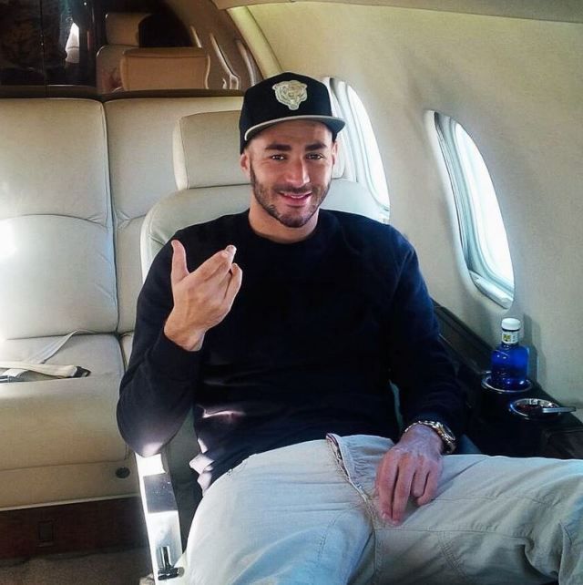 Benzema a repülőről üzent (Forrás: Instagram)