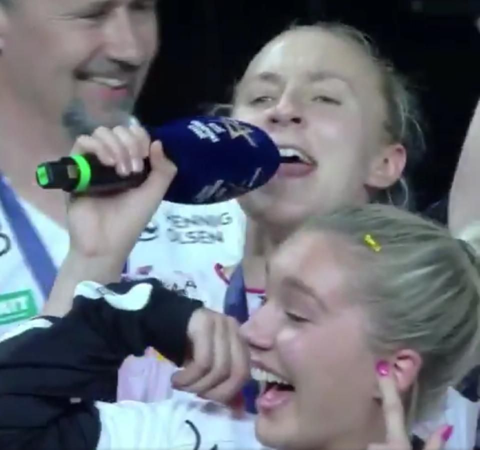 Henny Reistad (a mikrofonnal), ahogy a győztesek dalát énekli (Fotó: EHF Champions League/Twitter)