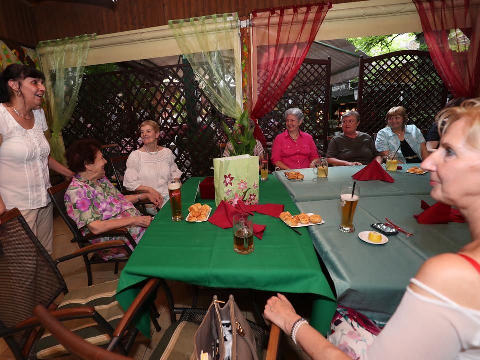Az „öreg tyúkok” (maguk fogalmaznak így) nem feledkeznek el egykori kapitányukról, Kotsis Attilánéról – ha összegyűlnek, mindig meghívják, szerdán pedig 90. születésnapját megünnepelve rendeztek „csajos” partit (Fotó: Tumbász Hédi)