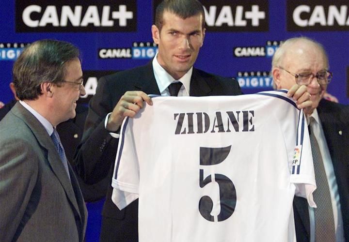 Florentino Pérez szemérmesen elfordul, amikor bemutatják Madridban Zidane-t. Háttérben Alfredo Di Stefano. (Fotó: Action Images)