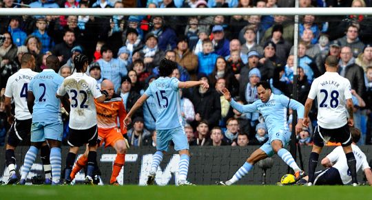 A kapunak háttal álló Lescott besodorja a labdát – ekkor még simának tűnt... (Fotó: Reuters)