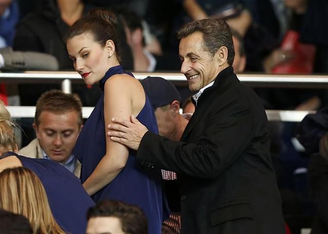 Nicolas Sarkozy korábbi francia köztársasági elnök egy hosztesz társaságában