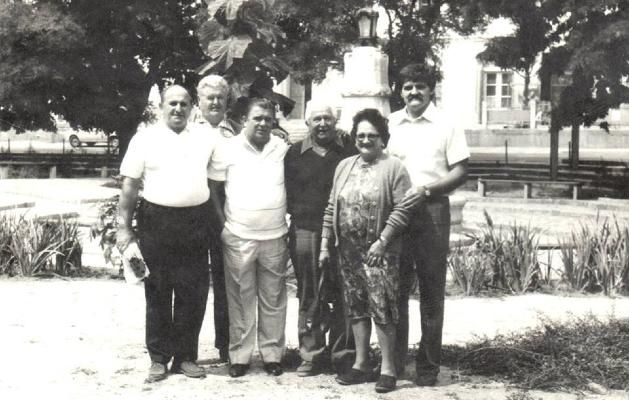 Puskás Ferenc dunaföldvári barátok körében a főtéren (Fotó: duol.hu)