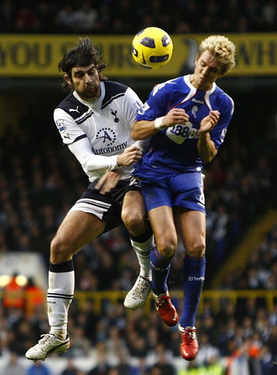 Vedran Corluka (Tottenham) és Stuart Holden (Bolton) légi párbaja a labdáért (Fotó: whoateallthepies.tv)