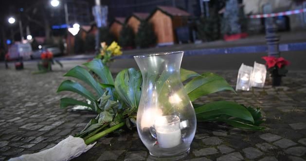 A tragédia áldozataira emlékeznek már a helyszínen (Fotó: AFP)