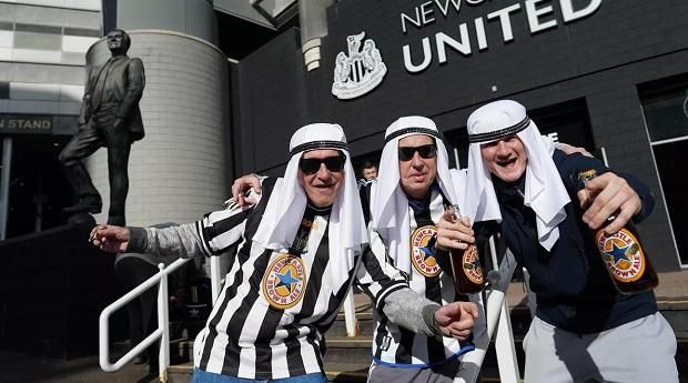 „Gazdagabbak vagyunk nálatok, rohadj meg, Manchester City!” rigmussal ünnepeltek a Newcastle-szurkolók a tulajdonosváltás után