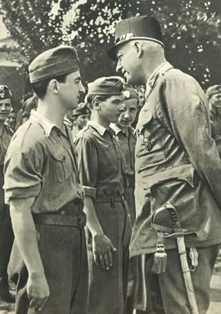 Vitéz Béldy Alajos, az IHNETOV leventék között 
(Forrás: A leventeintézmény, Budapest, 1943)