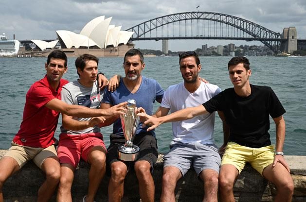 A szerb Novak Djokovics, Dusan Lajovics, Nenad Zimonjics edző, Viktor Troicki, Nikola Csacsics az ATP-kupával (Fotó: AFP)