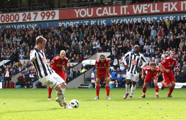 Chris Brunt csapata, és saját maga második büntető gólját készül megszerezni, így Roy Hodgson új csapata, a West Brom 
hátrányból fordítva legyőzi a korábbit (Liverpool) (Fotó: whoateallthepies.tv)