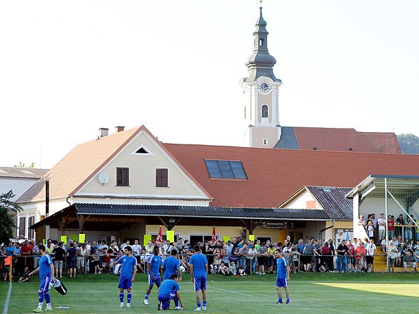 Igazi osztrák falu: futballpálya, vendégház és egy templom a Graztól 40 km-re található Gnasban (Fotó: sportnet.at)