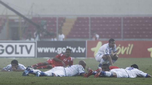 A játékosok lehasaltak a földre, úgy várták, hogy elvonuljon a fergeteg. (Fotó: Action Images)