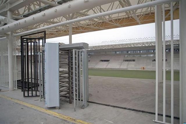 Már a beléptető kapukat is építik a debreceni stadionban (Fotók: Hajdú-Bihari Napló)