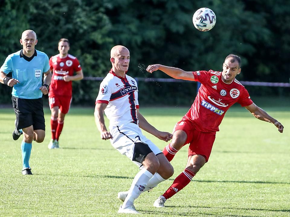 Cukalasz (pirosban) szerezte csapata mindkét gólját (Fotó: Dömötör Csaba) – A KÉPRE KATTINTVA GALÉRIA NYÍLIK