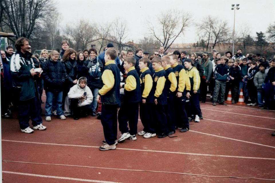 A BVSC csapata 2001-ben Berlinben. A sor elején Gulácsi Péter. Az együttes a házigazda Herthát verte meg az 5. helyért (Forrás: Hernády András)
