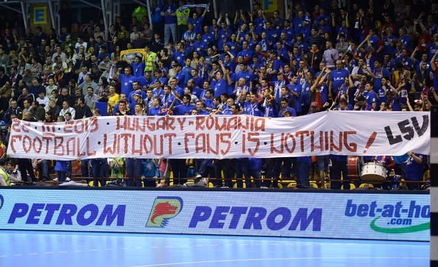 A román szurkolók szerint: „A futball nézők nélkül mit sem ér” (Fotó: prosport.ro)