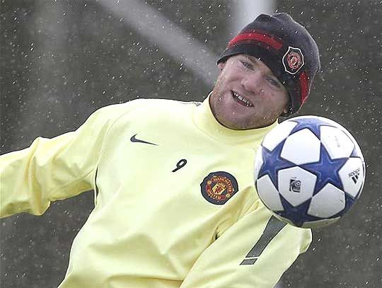 Rooney az esőben: mintha nem is forrna körülötte az élet (Fotó: Reuters)