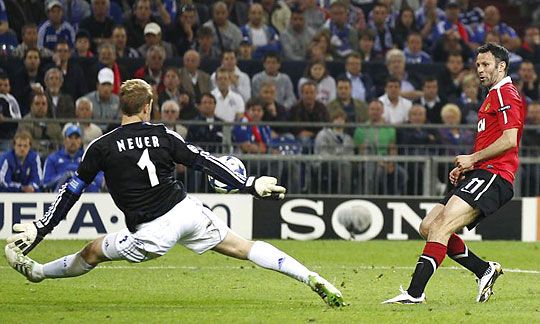 Neuer Giggs első ziccerét még megfogta (Fotó: Action Images)