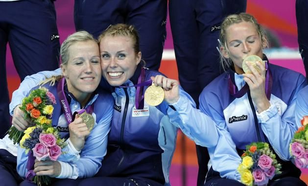Löke (balra) és Breivang pózol az aranyéremmel a londoni olimpián