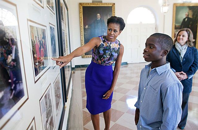 Michelle Obama bemutatja az Államok néhány jeles férfiúját az ifjú James Gale-nek (Fotó: twitter.com/whitehouse)