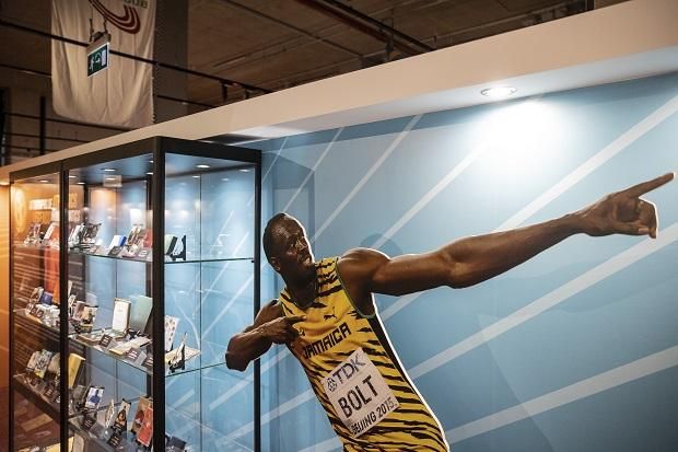 Usain Bolt a védjegyévé vált mozdulattal mutatja…