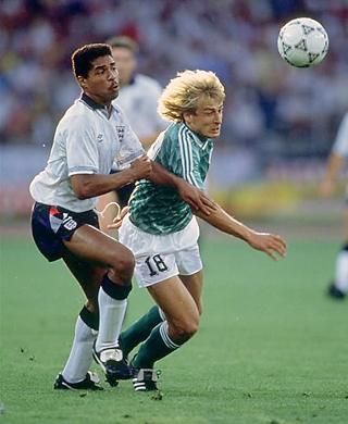 Jürgen Klinsmann, 1990: az NSZK játékosaként siker 
hosszabbításban, 11-esekkel Anglia ellen (Fotó: Reuters)