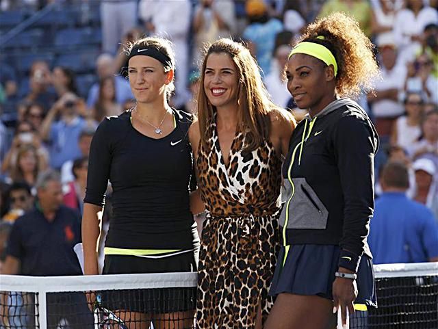 A döntő két főszereplője a mérkőzés előtt Jennifer Capriatival (középen) fényképezkedett