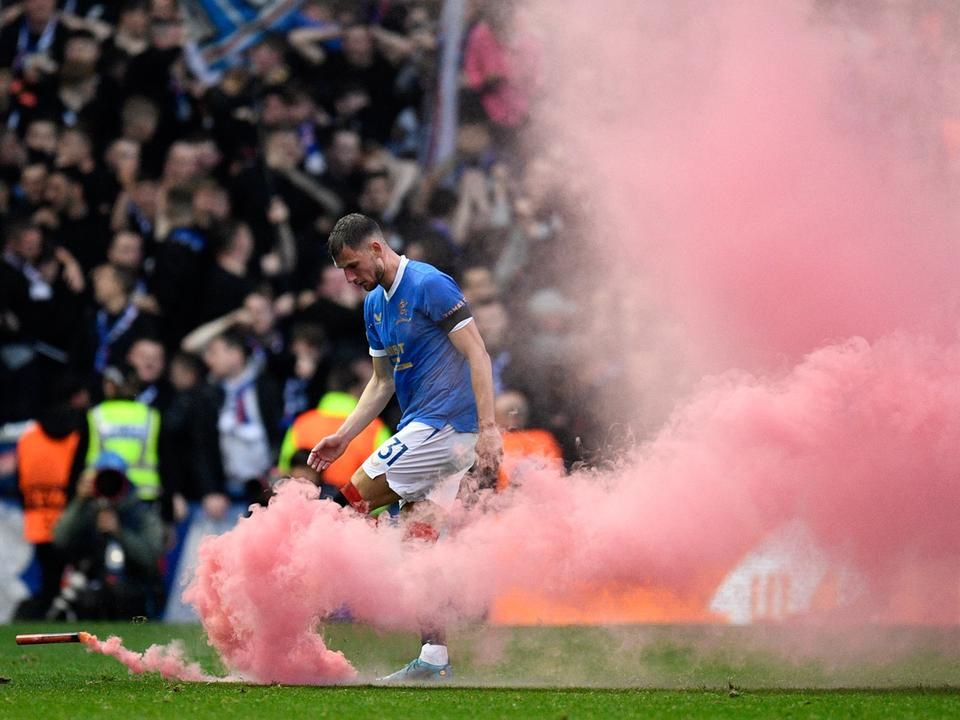 Füstökkel ünnepelték a hazai szurkolók a Rangers vezetését az első félidőben (Fotó: AFP)