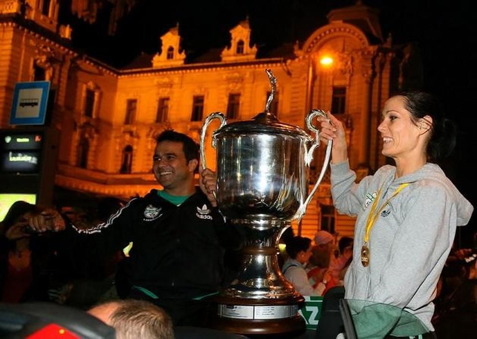 Celebrating the 2013 Champions League success with the cup and Ambros Martín (Photo: Miklós Szabó)